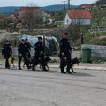 Ovako policajci sa psima spasiocima neumorno pretražuju teren gde je nestala mala Danka (2): Slike sa terena