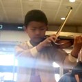 Snimak sa beogradskog aerodroma oduševio Srbiju: Dečak iz Kine izvadio violinu, pa zasvirao Bože pravde (video)