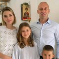 Sin David pobedio u kuckanju jajima: Evo kako najveći hrišćanski praznik obeležava narodni poslanik Radoslav Milojičić…