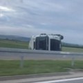 Саобраћајка на путу Ниш - Лесковац: Преврнуо се камион поред пута (видео)
