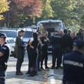 Opsadno stanje na Bežanijskoj kosi: Prve slike sa mesta pucnjave: Na desetine policajaca na licu mesta, upucani mladić u…