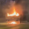 Vatra progutala automobil: Drama u Novom Sadu, uprkos intervenciji vatrogasaca, vozilo potpuno izgorelo (video)