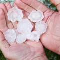 "Padao je grad veličine teniske loptice, pogledajte samo krov": Nakon vrelog dana stiglo nevreme, sve uništilo