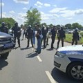 Zborove građana koji spremaju „doček“ za Vučića u Novom Sad zaustavila policija (video)