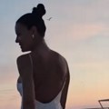 Sanja Kužet u haljini sa golim leđima, a kad se okrenula nastao je muk zbog dekoltea: Nema brusthalter i niko ne zna gde pre…