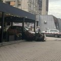 Automobil uleteo u baštu poslastičarnice na Aerodromu – porušeni stolovi, gosti bez težih povreda