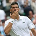 VIDEO Novak se popeo na sto i zaigrao: Tek sada se pojavio hit snimak iz Grčke