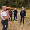Požar kod Jasenovika još uvek tinja: Vatrogasci i građani zajedno gase, grad pruža punu podršku