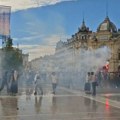 Restoran u plamenu: Vatrogasci se bore sa vatrom usred protesta - Haos u Parizu se nastavlja (video)