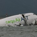 Pronađena crna kutija aviona koji se srušio kod aerodroma u Hongkongu: Skrenuo sa piste tokom sletanja, pa udario u patrolno…