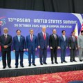 Tramp tokom posete Maleziji prisustvovao ceremoniji potpisivanja primirja između Tajlanda i Kambodže