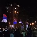 Sramotne scene pred dolazak studenata u Obrenovac: Organizovano cepanje plakata (video)