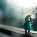 Nezapamćena tragedija: Devojčica (4) bacila novorođenče kroz prozor Nije mu bilo spasa gde je bila majka, pitaju se meštani…