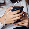 Sindikat: Država da preuzme odgovornost za prekomernu upotrebu telefona kod dece