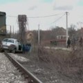 Teretni voz udario automobil Teška nesreća u Požarevcu: Dve osobe povređene, automobil uništen (foto)