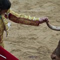 Poznati matador teško povređen u Sevilji: Bik ga ubo tokom borbe