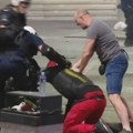 (VIDEO) Policija obara demonstranta i udara ga pendrekom