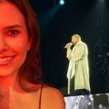 Anica u transu! Đuska zavodljivo u crvenoj haljini, od Ristovskog ni traga ni glasa: Evo ko joj pravi društvo