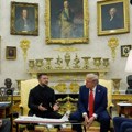 Tramp pronašao još jedno mesto u Beloj kući za svoje omiljene ukrase zlatne boje