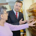 Pogrebnik ožalošćenim porodicama predavao pogrešan pepeo i uz to zbijao šale: "Čisto zlo“