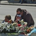 Potresno! Roditelji Danke Ilić u suzama Zapalili sveću u centru Bora: Otac poljubio, pa ostavio malog belog medu (foto)