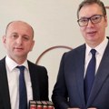 Milan Knežević poklonio predsedniku Vučiću Njegoševa sabrana dela