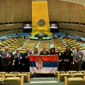 Obezbeđenje UN pokušalo da oduzme zastavu Srbije: Trobojku držale srpske žrtve iz Bosne i Hercegovine (foto)