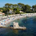 Masovno trovanje na plaži u popularnom letovalište Više od 100 ljudi završilo u bolnici nakon kupanja u moru