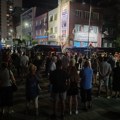 Kordon policije ispred zgrade SNS-a u Leskovcu, u Prokuplju naprednjaci „brane“ svoje prostorije – VIDEO