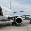 Putnici na aerodromu Kindu satima čekali u avionu, pa iskakali kroz vrata zbog nedostatka stepenica