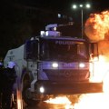 (Foto, video) Haos u Tirani: Demonstranti zasuli zgradu vlade molotovljevim koktelima, policija uzvratila vodenim topovima i…