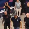 Grmelo "pumpaj" dok je Šapića izvodilo obezbeđenje: Spustio glavu dok su mu brutalno zviždali