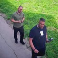 (VIDEO) Lažni novinari uhodili i targetirali opozicione odbornike u Staroj Pazovi: Poznati po sličnim akcijama u Boru i…