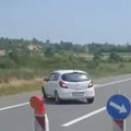 (Foto, video) Ušao u kontrasmer, shvatio, pa krenuo u rikverc preko svih traka! Novi slučaj vožnje u suprotnom smeru na…