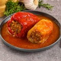 Ovako su ih pravile naše bake: Tajna savršeno sočnih punjenih paprika i gustog sosa