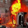 Neredi u Belfastu posle napada nožem: Zapaljene kuće, automobili i autobus