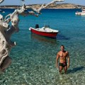 Glumac se skinuo u kupaći i pokazao isklesano telo: Uživa na nepoznatoj destinaciji, žene odlepile