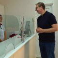 Vučić obišao apoteku u Kalni: Proveravao primenu novih, nižih cena lekova