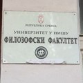 Zaposleni na Filozofskom fakultetu u Nišu prvo ostali bez plata, a sad i bez zdravstvenog osiguranja