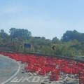 Prevrnuo se šleper kod Gornjeg Milanovca: Na stotine gajbi omiljenog napitka završilo na putu