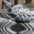Crocs predstavio futurističke papuče Melitta Baumeister pretvara Nike Air Rift u neobičnu skulpturu na nogama Hejli Biber nosi…