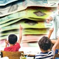 Nastavnik se približava plati od 100.000: Kolike zarade mogu da očekuju prosvetari 1. septembra i kolika povišica stiže u…