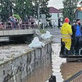 Potop Bujice ponovo prave haos, meštane spasavaju bagerima: Četvoro dece u Sjenici zarobljeno u poplavi