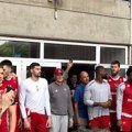 Vetar u leđa: Na stotine navijača Zvezde sačekalo igrače nakon treninga (foto/video)
