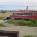 Snimak koji ledi krv: Voz u punoj brzini razneo automobil na pružnom prelazu kod Lozovika
