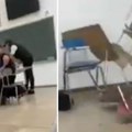 Učenici gađaju nastavnicu, bacaju stolice, uništavaju inventar: Šokantni snimci nasilja iz škole u Tuzima (video)