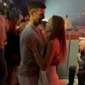 Nole i Jelena u belom zaigrali na koncertu: Romantičan ples Đokovića raznežio prisutne, a nežni zagrljaj na kraju rastopio…