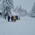 Ručak za “crvenu”, čaj manje od 100 dinara na skijalištu! Zaboravljeni srpski raj, roditelji sa decom uživaju u snegu!