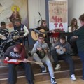 Direktorka kupila bubanj, đaci napravili rok bend: Prvi koncert za kraj školske godine