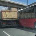Sudar kamiona i autobusa kod Beogradskog sajma: Stvaraju se velike gužve u saobraćaju (Video)